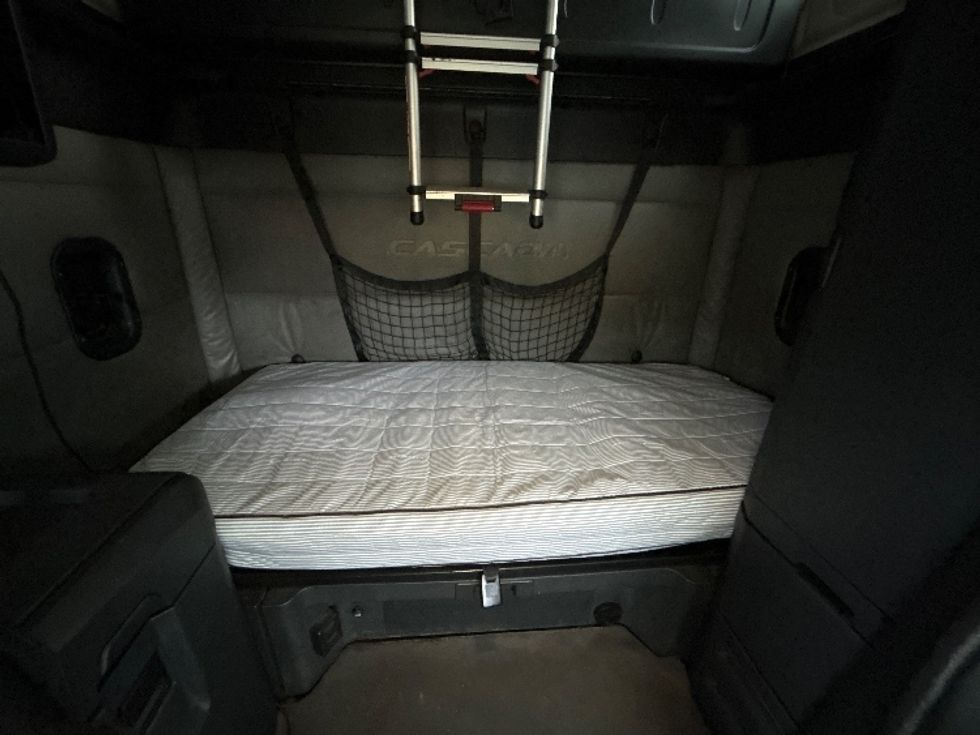 Sleeper Tractor-Heavy Duty Tractors-Freightliner-2022-T12664ST-Tuscaloosa-AL-402,495\n\t\tmiles-$ 78,250 - Image 16