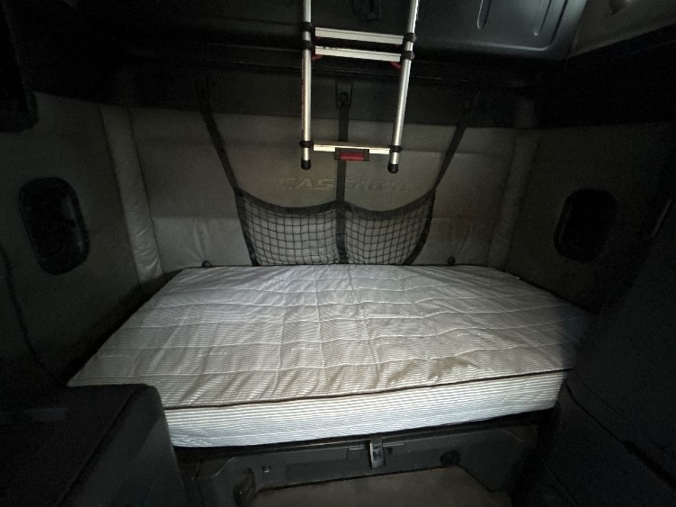 Sleeper Tractor-Heavy Duty Tractors-Freightliner-2022-T12664ST-Tuscaloosa-AL-402,495\n\t\tmiles-$ 78,250 - Image 17