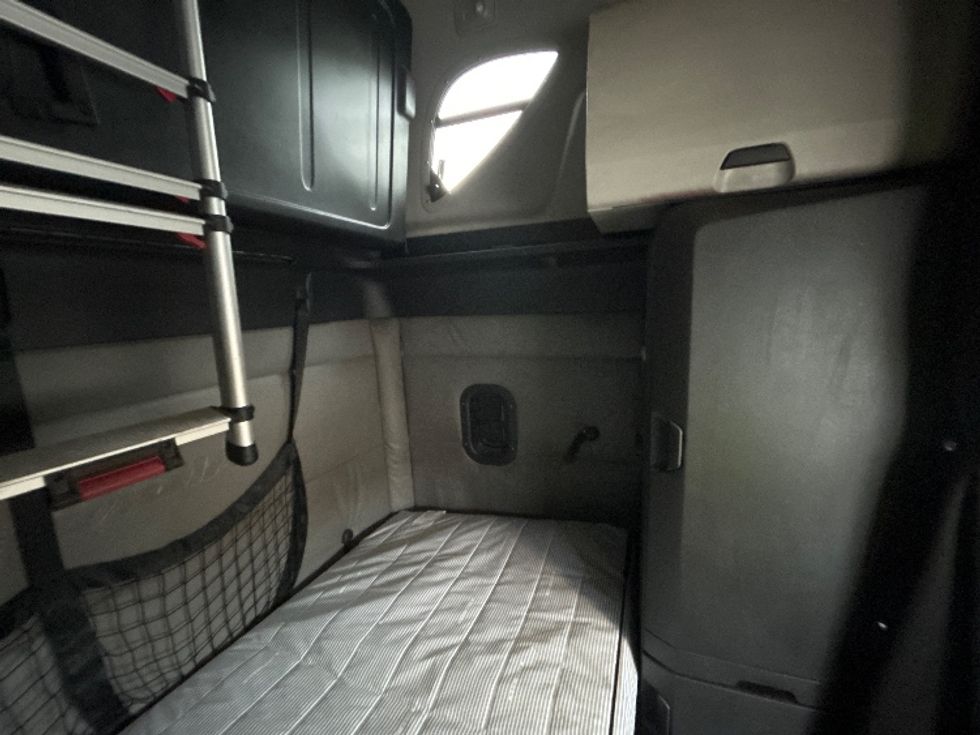 Sleeper Tractor-Heavy Duty Tractors-Freightliner-2022-T12664ST-Tuscaloosa-AL-402,495\n\t\tmiles-$ 78,250 - Image 18