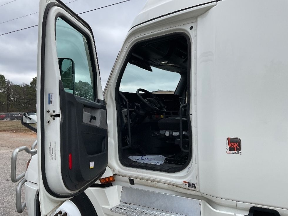 Sleeper Tractor-Heavy Duty Tractors-Freightliner-2022-T12664ST-Tuscaloosa-AL-402,495\n\t\tmiles-$ 78,250 - Image 9