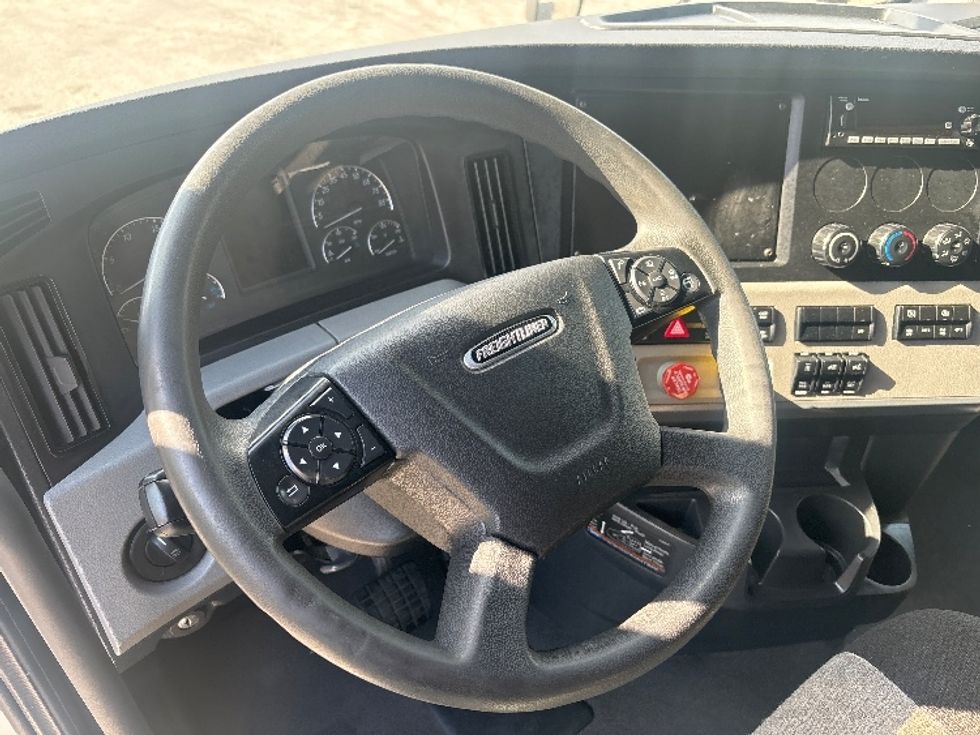 Sleeper Tractor-Heavy Duty Tractors-Freightliner-2022-T12664ST-Tuscumbia-AL-574,737\n\t\tmiles-$ 60,750 - Image 10