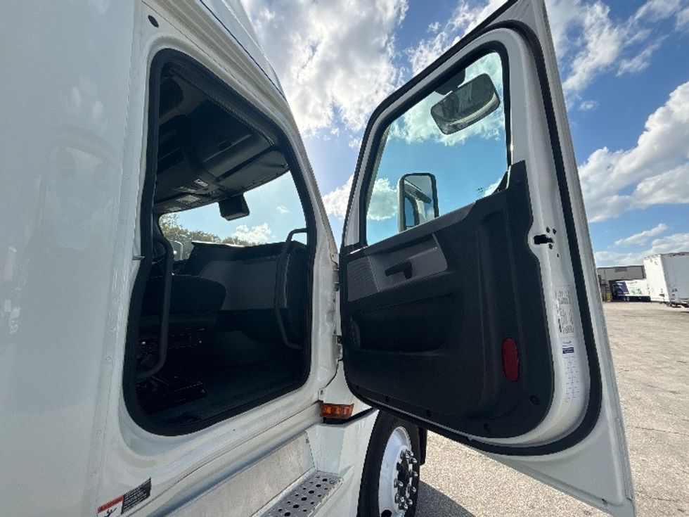 Sleeper Tractor-Heavy Duty Tractors-Freightliner-2022-T12664ST-Tuscumbia-AL-574,737\n\t\tmiles-$ 60,750 - Image 13