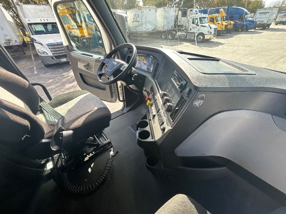 Sleeper Tractor-Heavy Duty Tractors-Freightliner-2022-T12664ST-Tuscumbia-AL-574,737\n\t\tmiles-$ 60,750 - Image 15