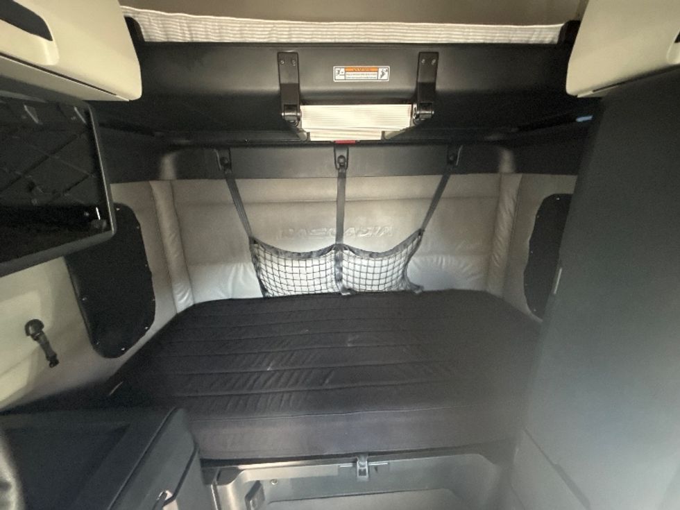 Sleeper Tractor-Heavy Duty Tractors-Freightliner-2022-T12664ST-Tuscumbia-AL-574,737\n\t\tmiles-$ 60,750 - Image 16