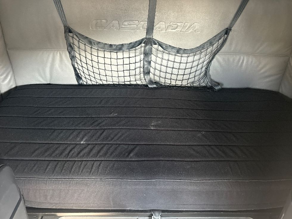 Sleeper Tractor-Heavy Duty Tractors-Freightliner-2022-T12664ST-Tuscumbia-AL-574,737\n\t\tmiles-$ 60,750 - Image 17