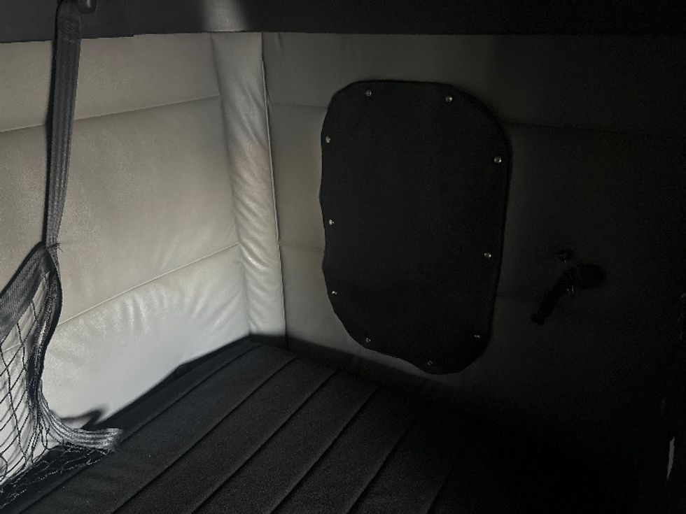 Sleeper Tractor-Heavy Duty Tractors-Freightliner-2022-T12664ST-Tuscumbia-AL-574,737\n\t\tmiles-$ 60,750 - Image 18