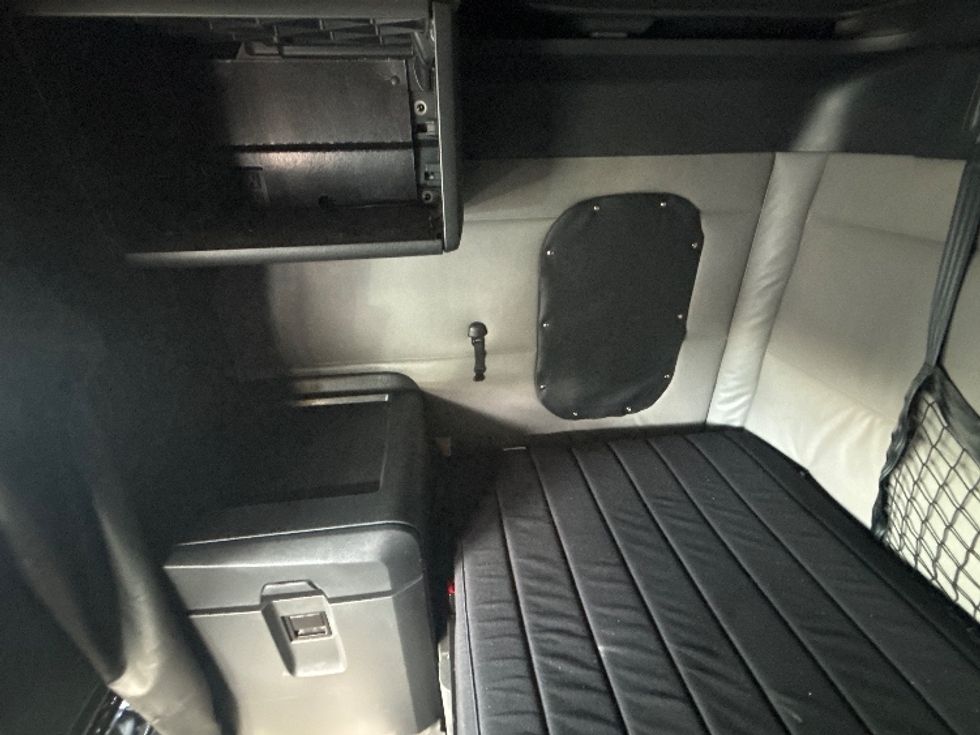 Sleeper Tractor-Heavy Duty Tractors-Freightliner-2022-T12664ST-Tuscumbia-AL-574,737\n\t\tmiles-$ 60,750 - Image 19