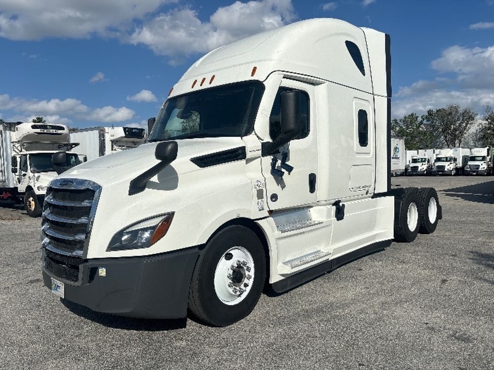 Sleeper Tractor-Heavy Duty Tractors-Freightliner-2022-T12664ST-Tuscumbia-AL-574,737\n\t\tmiles-$ 60,750 - Image 3