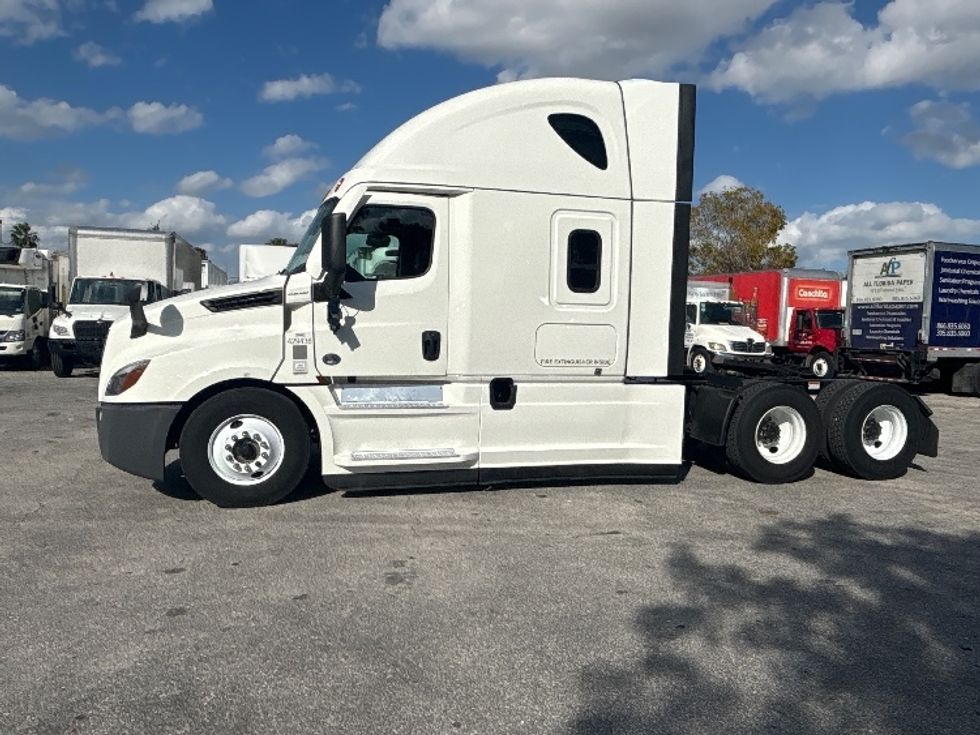 Sleeper Tractor-Heavy Duty Tractors-Freightliner-2022-T12664ST-Tuscumbia-AL-574,737\n\t\tmiles-$ 60,750 - Image 4