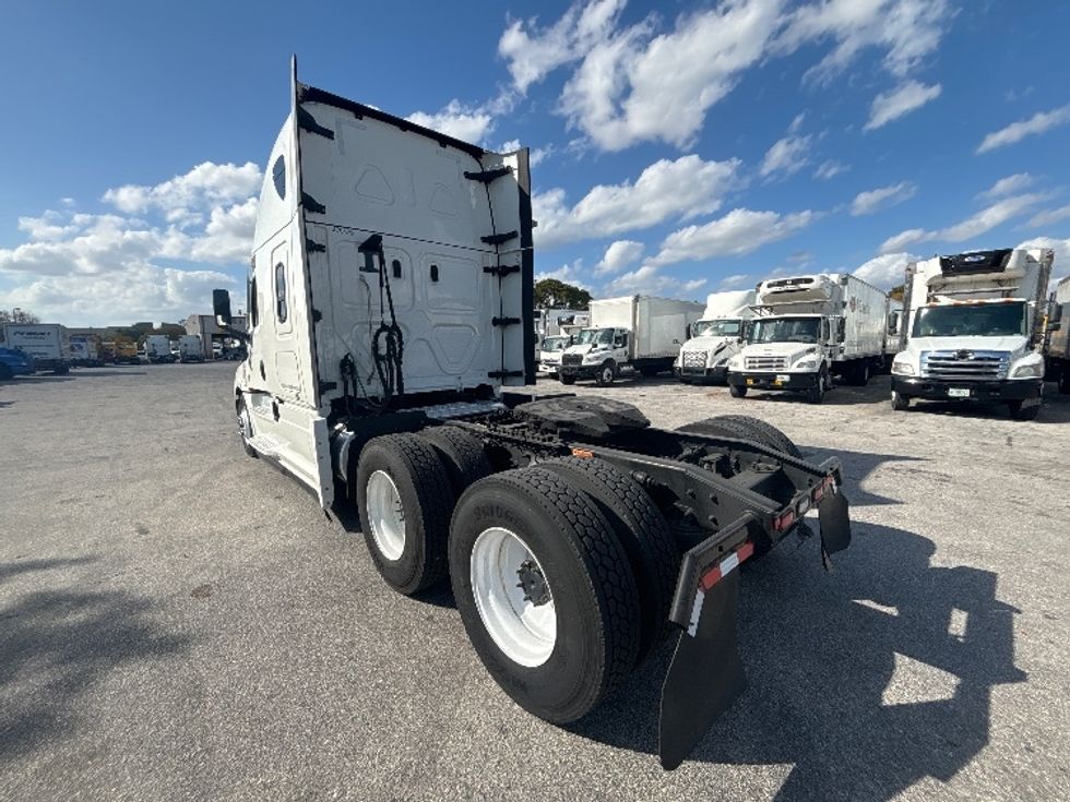Sleeper Tractor-Heavy Duty Tractors-Freightliner-2022-T12664ST-Tuscumbia-AL-574,737\n\t\tmiles-$ 60,750 - Image 5