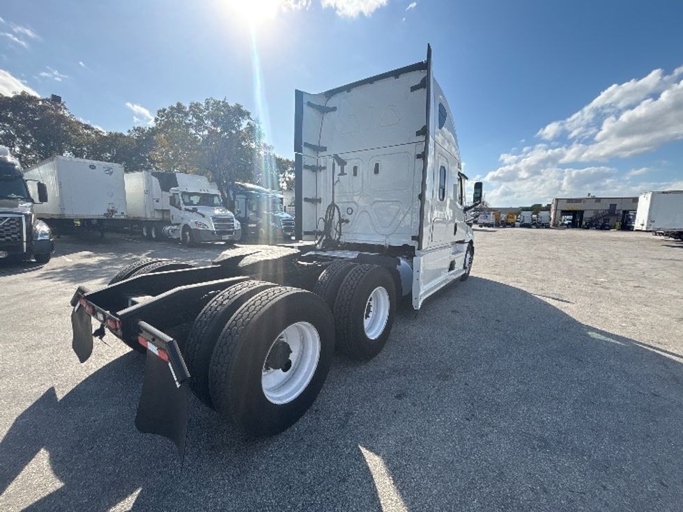 Sleeper Tractor-Heavy Duty Tractors-Freightliner-2022-T12664ST-Tuscumbia-AL-574,737\n\t\tmiles-$ 60,750 - Image 7