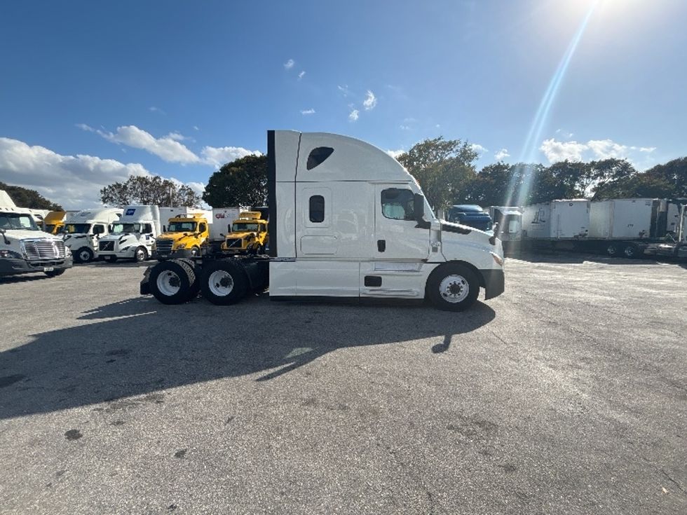 Sleeper Tractor-Heavy Duty Tractors-Freightliner-2022-T12664ST-Tuscumbia-AL-574,737\n\t\tmiles-$ 60,750 - Image 8