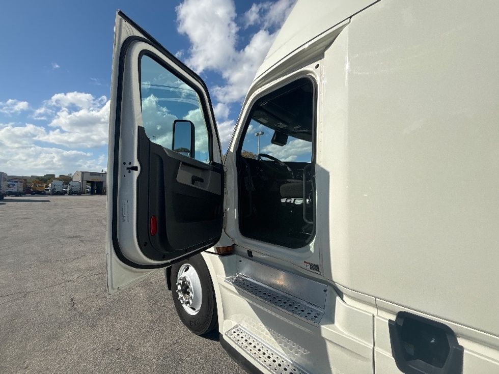 Sleeper Tractor-Heavy Duty Tractors-Freightliner-2022-T12664ST-Tuscumbia-AL-574,737\n\t\tmiles-$ 60,750 - Image 9