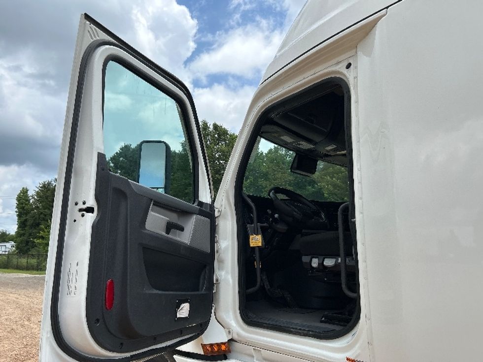 Sleeper Tractor-Heavy Duty Tractors-Freightliner-2022-T12664ST-Tyler-TX-381,164\n\t\tmiles-$ 89,250 - Image 9