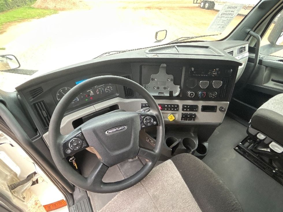 Sleeper Tractor-Heavy Duty Tractors-Freightliner-2022-T12664ST-Tyler-TX-446,258\n\t\tmiles-$ 85,500 - Image 12