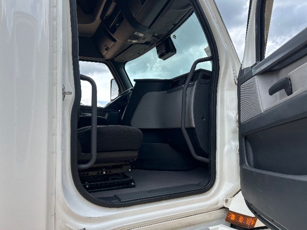 Sleeper Tractor-Heavy Duty Tractors-Freightliner-2022-T12664ST-Tyler-TX-452,348\n\t\tmiles-$ 79,000 - Image 13
