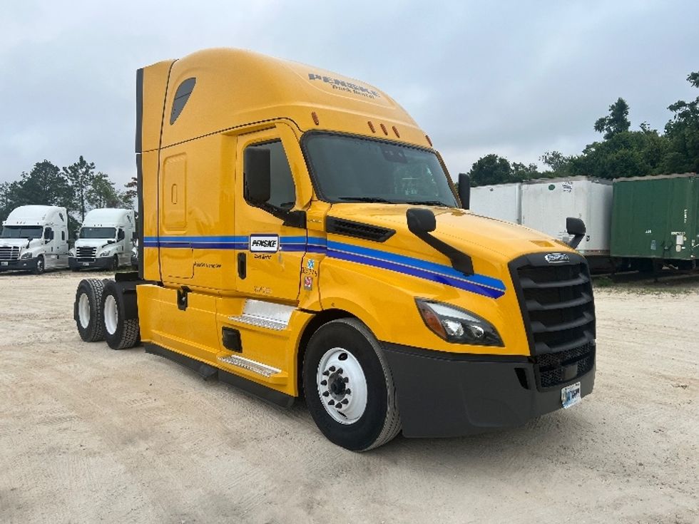 Sleeper Tractor-Heavy Duty Tractors-Freightliner-2022-T12664ST-Valdosta-GA-355,694\n\t\tmiles-$ 81,500 - Image 1