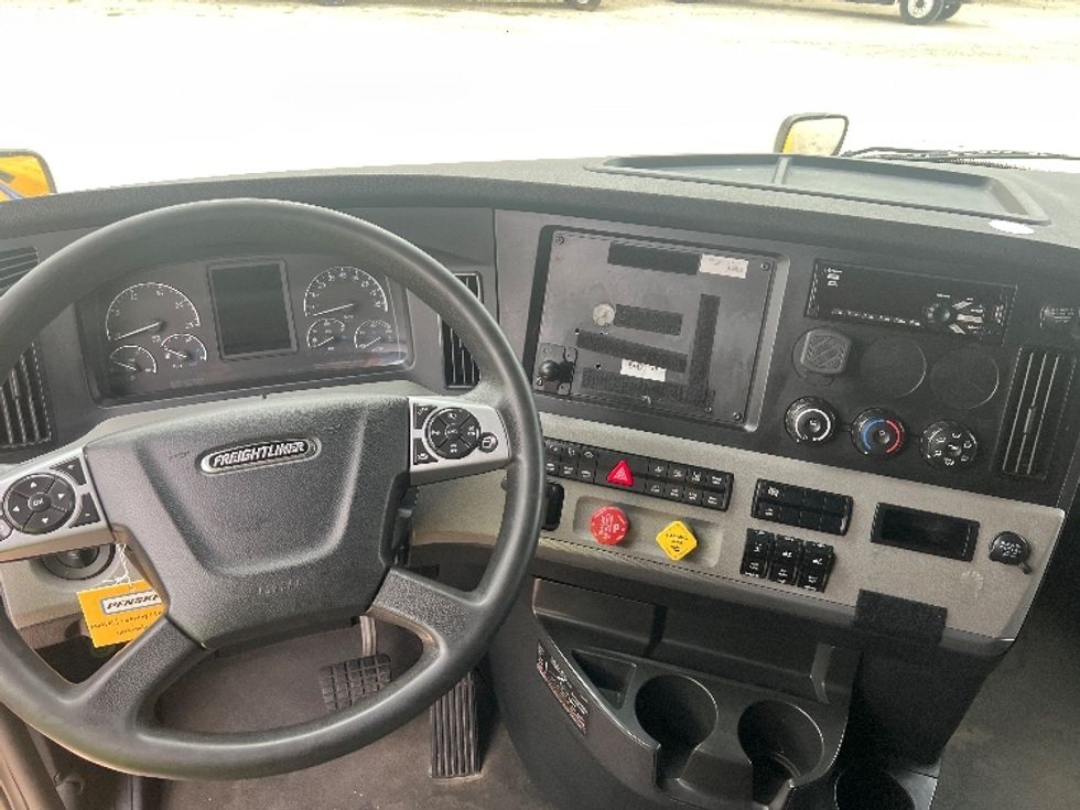 Sleeper Tractor-Heavy Duty Tractors-Freightliner-2022-T12664ST-Valdosta-GA-355,694\n\t\tmiles-$ 81,500 - Image 11