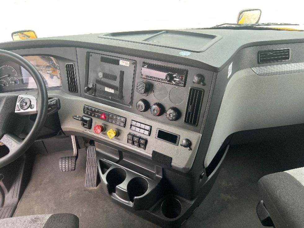 Sleeper Tractor-Heavy Duty Tractors-Freightliner-2022-T12664ST-Valdosta-GA-355,694\n\t\tmiles-$ 81,500 - Image 12