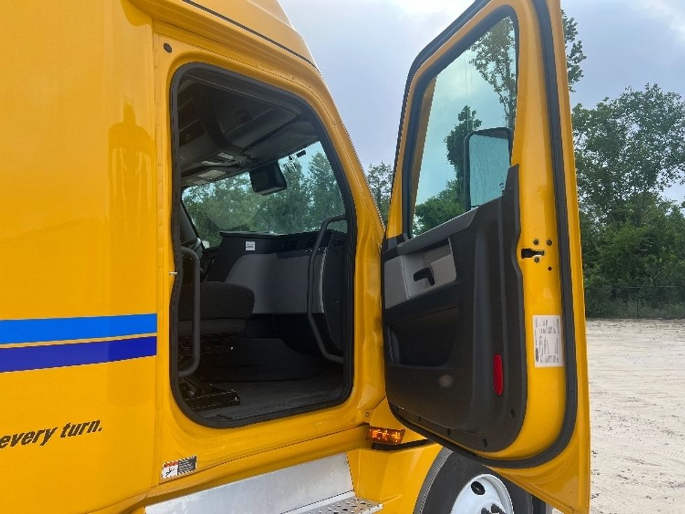 Sleeper Tractor-Heavy Duty Tractors-Freightliner-2022-T12664ST-Valdosta-GA-355,694\n\t\tmiles-$ 81,500 - Image 13