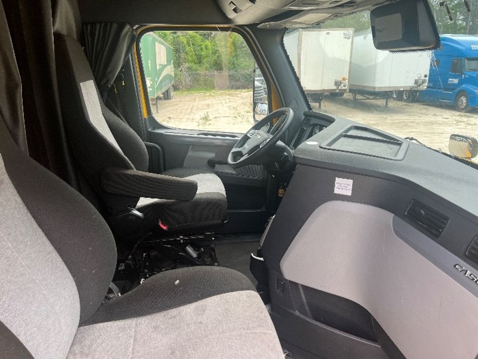 Sleeper Tractor-Heavy Duty Tractors-Freightliner-2022-T12664ST-Valdosta-GA-355,694\n\t\tmiles-$ 81,500 - Image 15