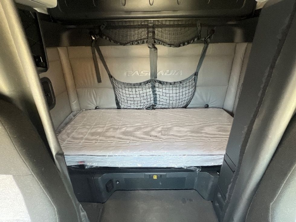 Sleeper Tractor-Heavy Duty Tractors-Freightliner-2022-T12664ST-Valdosta-GA-355,694\n\t\tmiles-$ 81,500 - Image 16