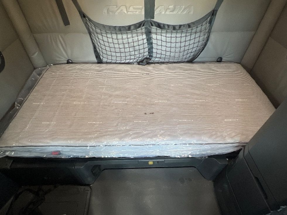 Sleeper Tractor-Heavy Duty Tractors-Freightliner-2022-T12664ST-Valdosta-GA-355,694\n\t\tmiles-$ 81,500 - Image 17