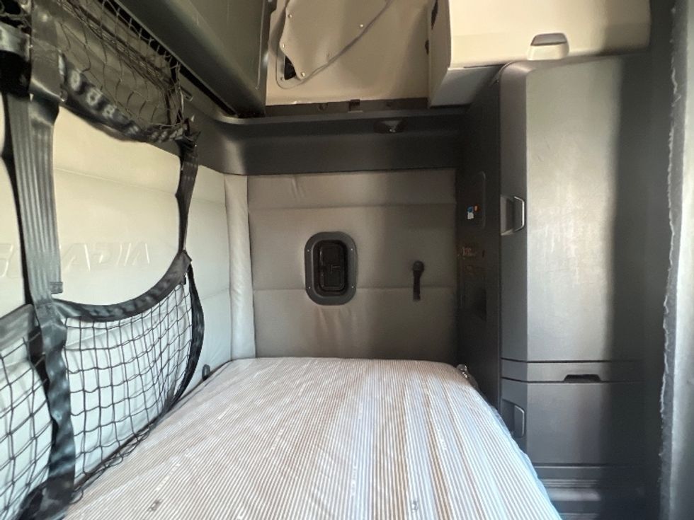 Sleeper Tractor-Heavy Duty Tractors-Freightliner-2022-T12664ST-Valdosta-GA-355,694\n\t\tmiles-$ 81,500 - Image 18