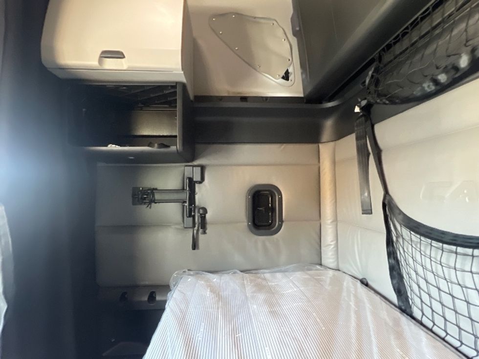 Sleeper Tractor-Heavy Duty Tractors-Freightliner-2022-T12664ST-Valdosta-GA-355,694\n\t\tmiles-$ 81,500 - Image 19