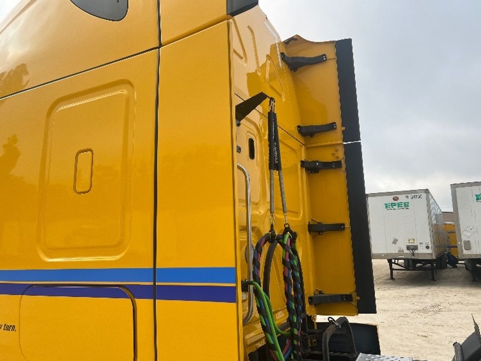 Sleeper Tractor-Heavy Duty Tractors-Freightliner-2022-T12664ST-Valdosta-GA-355,694\n\t\tmiles-$ 81,500 - Image 23