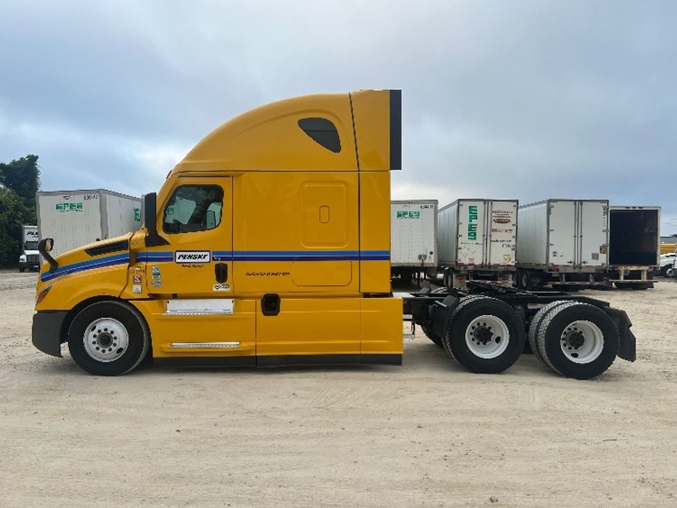 Sleeper Tractor-Heavy Duty Tractors-Freightliner-2022-T12664ST-Valdosta-GA-355,694\n\t\tmiles-$ 81,500 - Image 4