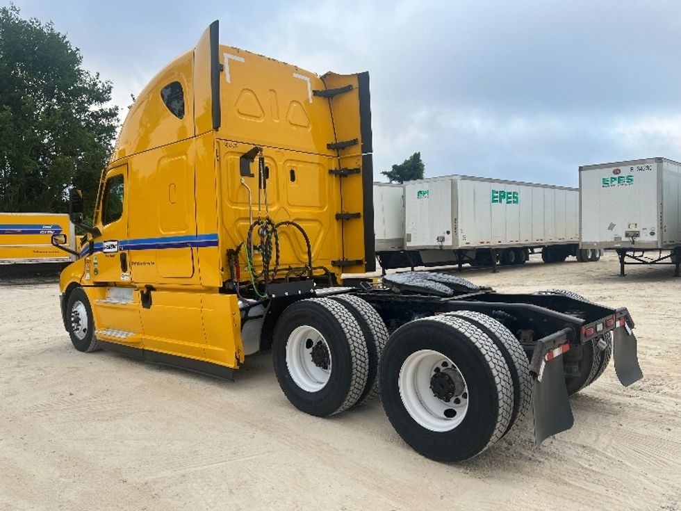 Sleeper Tractor-Heavy Duty Tractors-Freightliner-2022-T12664ST-Valdosta-GA-355,694\n\t\tmiles-$ 81,500 - Image 5