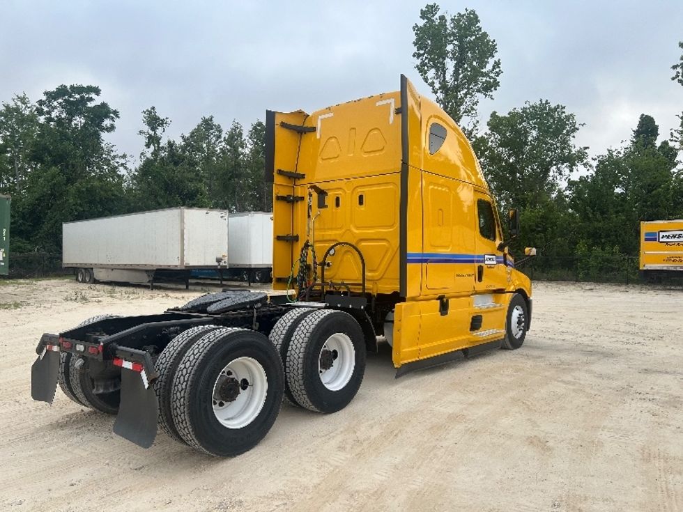 Sleeper Tractor-Heavy Duty Tractors-Freightliner-2022-T12664ST-Valdosta-GA-355,694\n\t\tmiles-$ 81,500 - Image 7