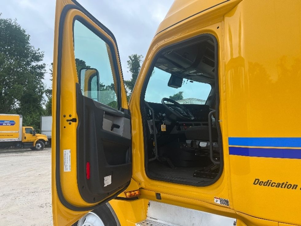 Sleeper Tractor-Heavy Duty Tractors-Freightliner-2022-T12664ST-Valdosta-GA-355,694\n\t\tmiles-$ 81,500 - Image 9