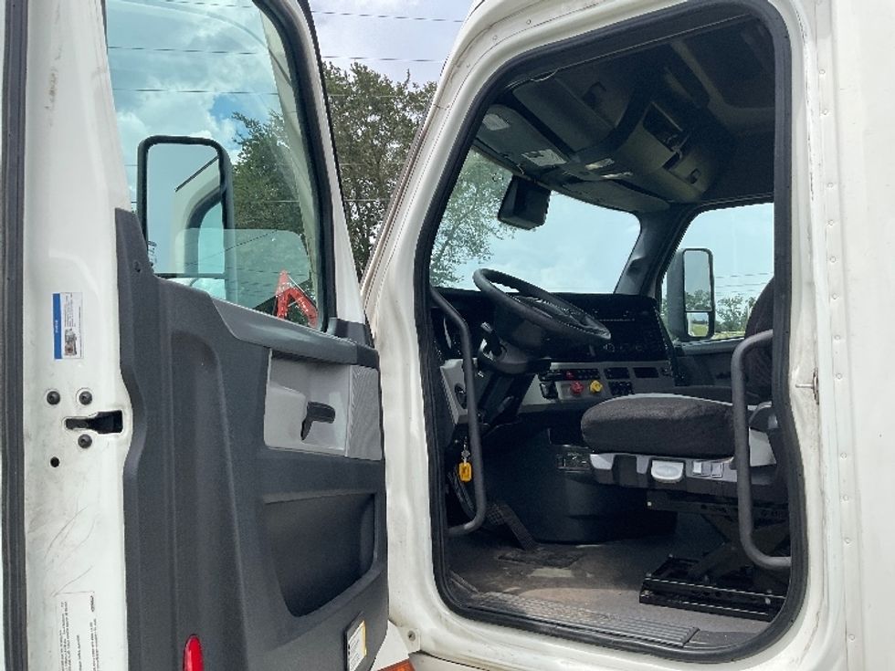 Sleeper Tractor-Heavy Duty Tractors-Freightliner-2022-T12664ST-Valdosta-GA-593,388\n\t\tmiles-$ 60,000 - Image 10