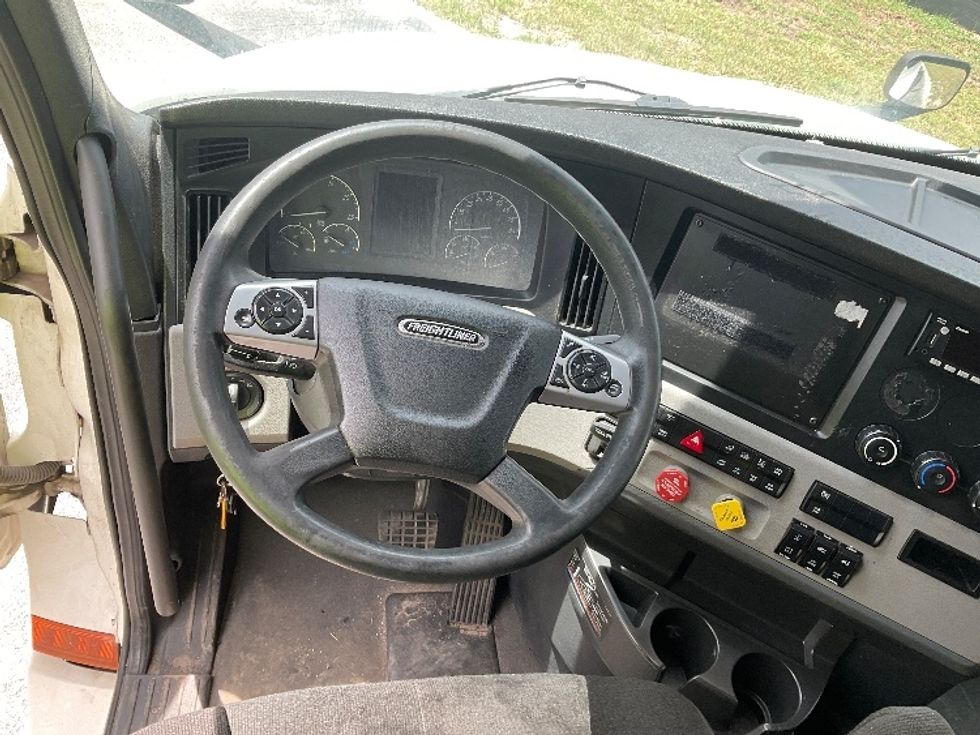 Sleeper Tractor-Heavy Duty Tractors-Freightliner-2022-T12664ST-Valdosta-GA-593,388\n\t\tmiles-$ 60,000 - Image 11