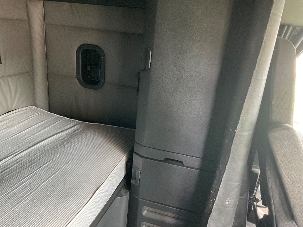 Sleeper Tractor-Heavy Duty Tractors-Freightliner-2022-T12664ST-Valdosta-GA-593,388\n\t\tmiles-$ 60,000 - Image 15