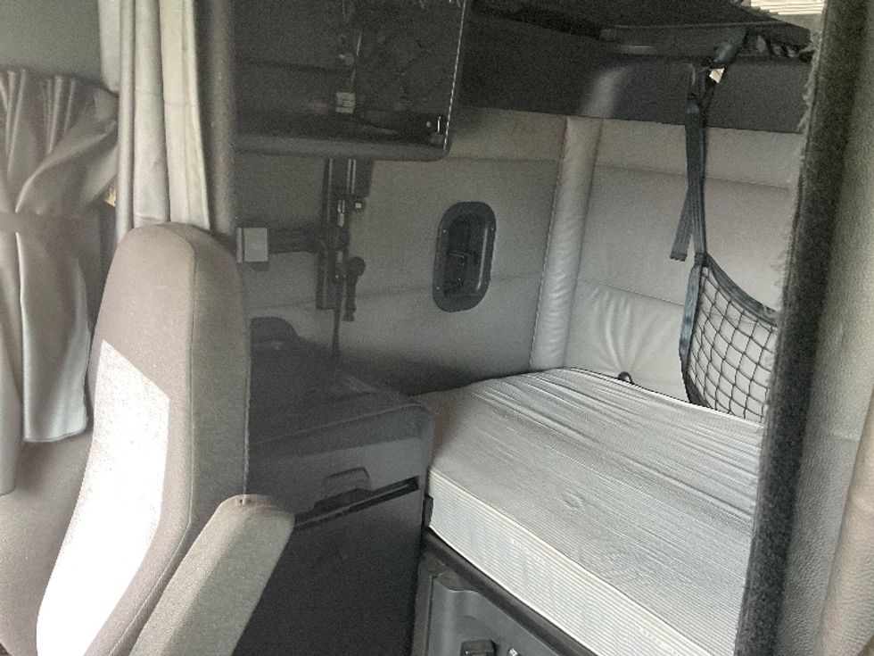 Sleeper Tractor-Heavy Duty Tractors-Freightliner-2022-T12664ST-Valdosta-GA-593,388\n\t\tmiles-$ 60,000 - Image 19