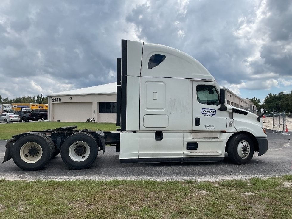 Sleeper Tractor-Heavy Duty Tractors-Freightliner-2022-T12664ST-Valdosta-GA-593,388\n\t\tmiles-$ 60,000 - Image 9