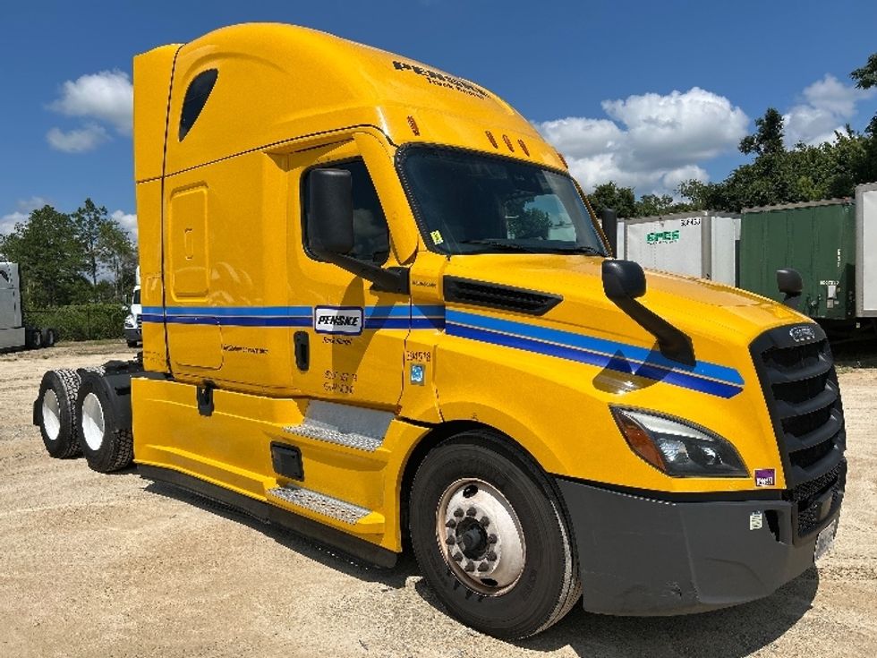 Sleeper Tractor-Heavy Duty Tractors-Freightliner-2022-T12664ST-Valdosta-GA-630,824\n\t\tmiles-$ 55,000 - Image 1