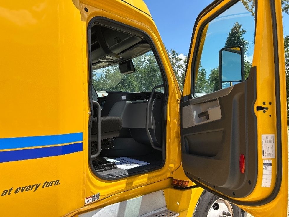 Sleeper Tractor-Heavy Duty Tractors-Freightliner-2022-T12664ST-Valdosta-GA-630,824\n\t\tmiles-$ 55,000 - Image 13