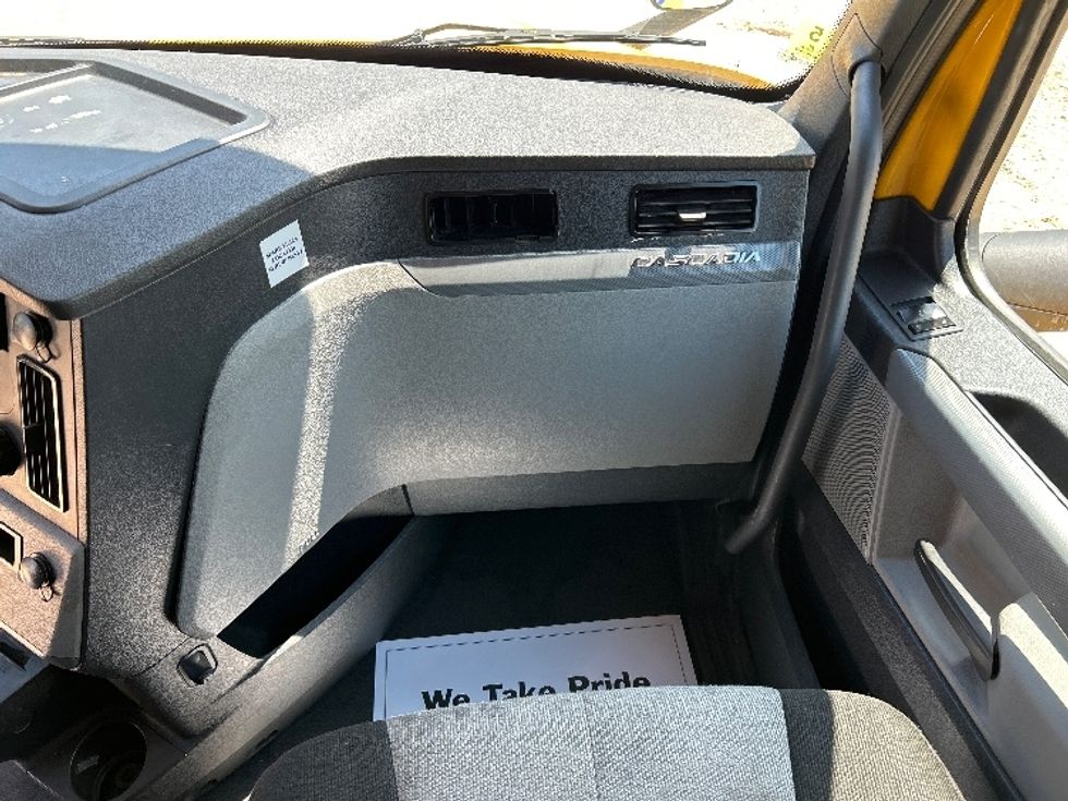 Sleeper Tractor-Heavy Duty Tractors-Freightliner-2022-T12664ST-Valdosta-GA-630,824\n\t\tmiles-$ 55,000 - Image 14