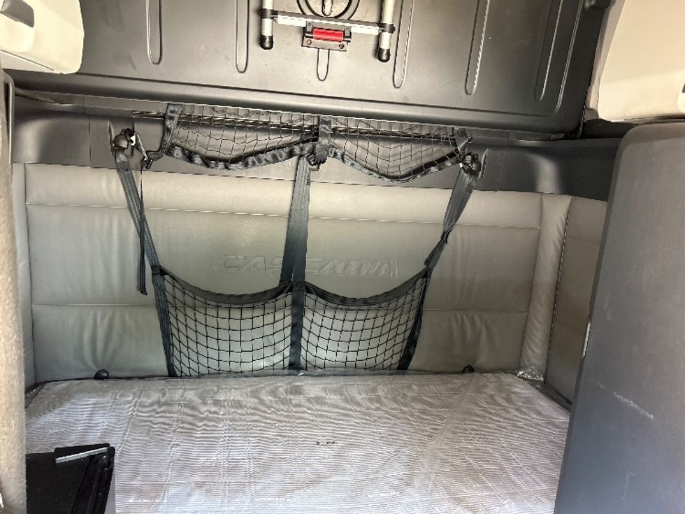 Sleeper Tractor-Heavy Duty Tractors-Freightliner-2022-T12664ST-Valdosta-GA-630,824\n\t\tmiles-$ 55,000 - Image 16