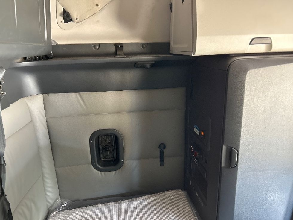 Sleeper Tractor-Heavy Duty Tractors-Freightliner-2022-T12664ST-Valdosta-GA-630,824\n\t\tmiles-$ 55,000 - Image 18