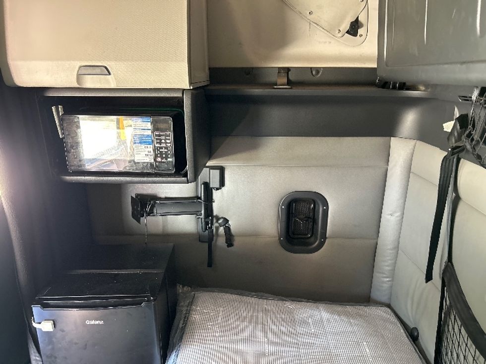 Sleeper Tractor-Heavy Duty Tractors-Freightliner-2022-T12664ST-Valdosta-GA-630,824\n\t\tmiles-$ 55,000 - Image 19