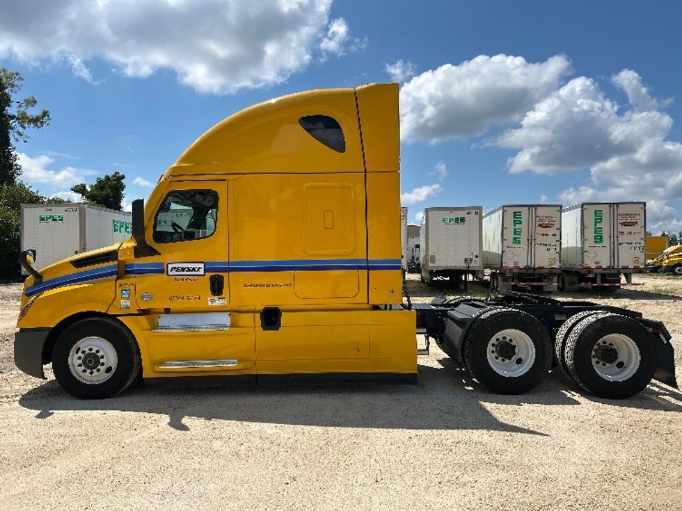 Sleeper Tractor-Heavy Duty Tractors-Freightliner-2022-T12664ST-Valdosta-GA-630,824\n\t\tmiles-$ 55,000 - Image 4