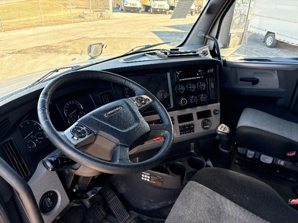Sleeper Tractor-Heavy Duty Tractors-Freightliner-2022-T12664ST-Wabash-IN-499,401\n\t\tmiles-$ 63,750 - Image 10