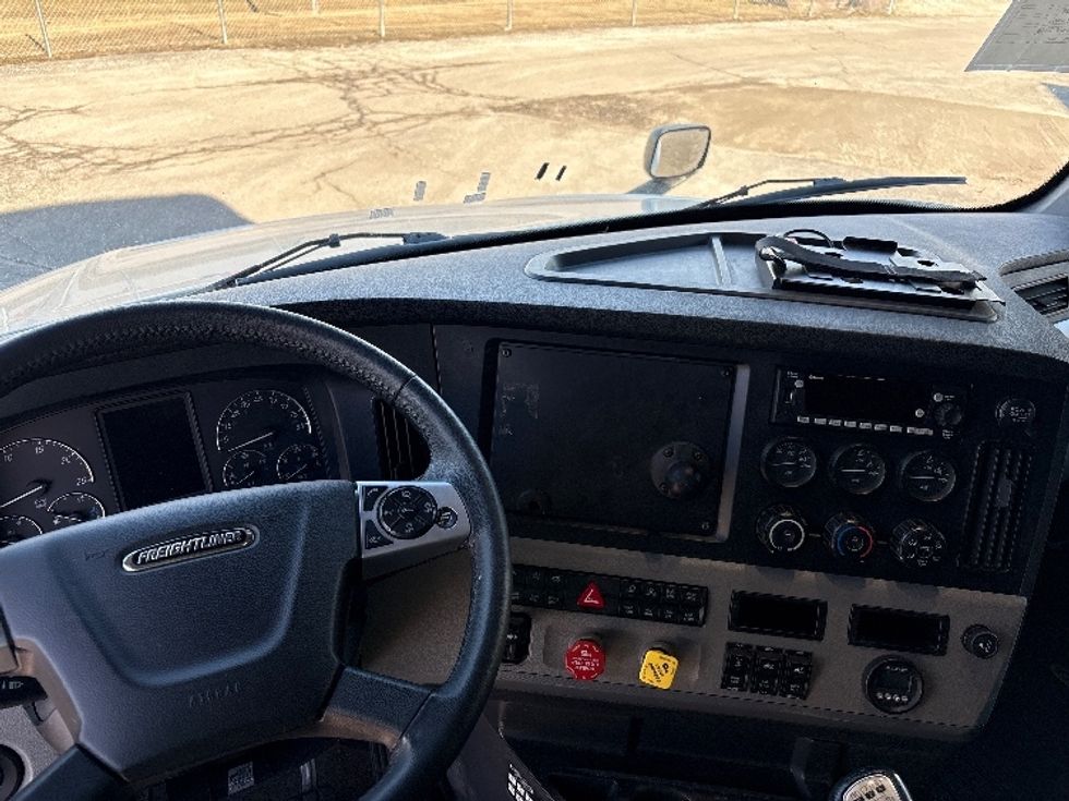 Sleeper Tractor-Heavy Duty Tractors-Freightliner-2022-T12664ST-Wabash-IN-499,401\n\t\tmiles-$ 63,750 - Image 11