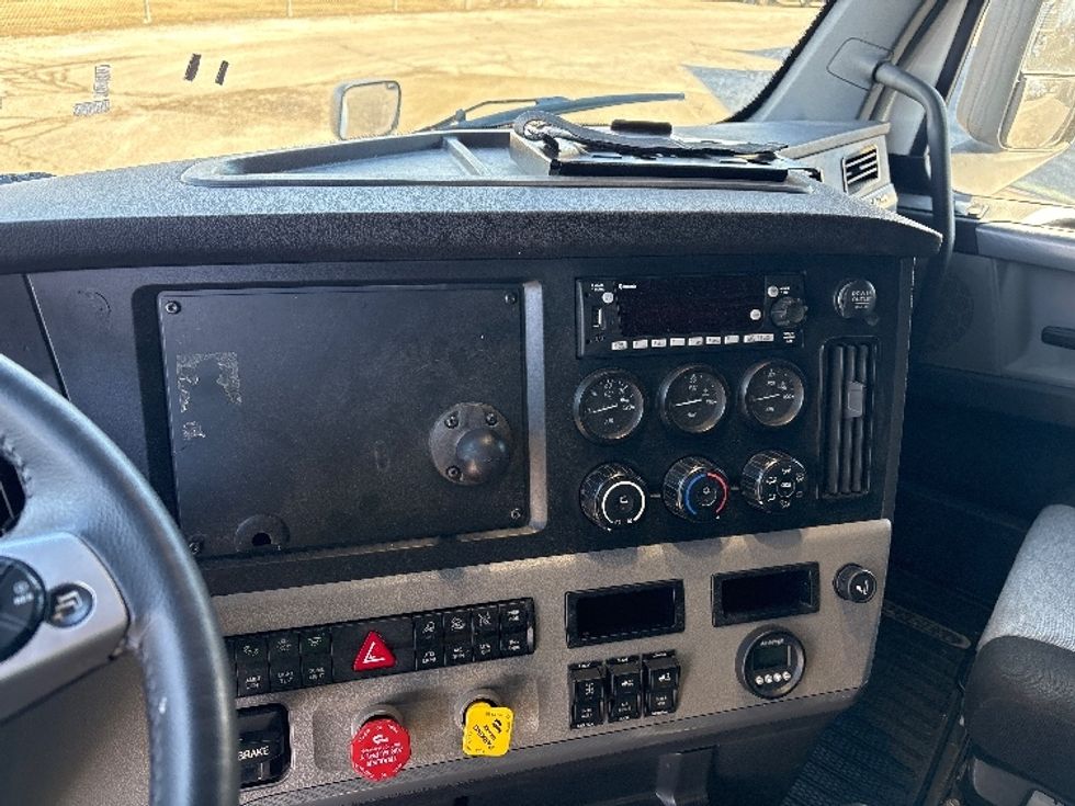 Sleeper Tractor-Heavy Duty Tractors-Freightliner-2022-T12664ST-Wabash-IN-499,401\n\t\tmiles-$ 63,750 - Image 12