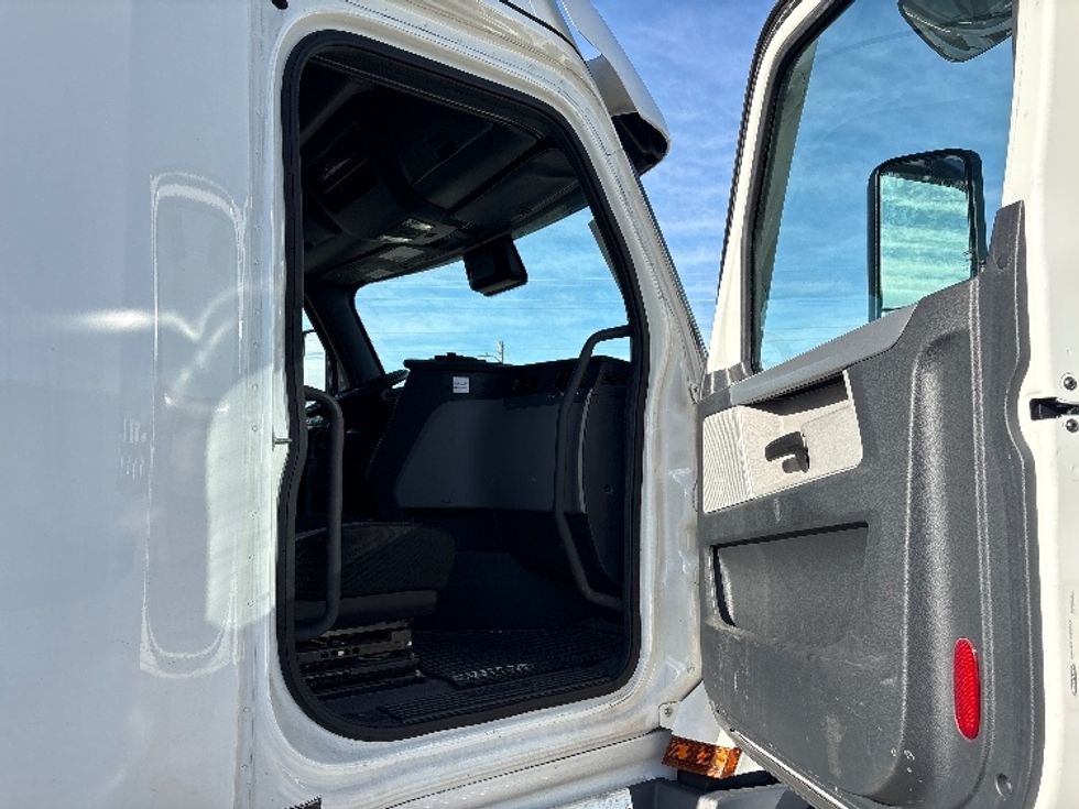 Sleeper Tractor-Heavy Duty Tractors-Freightliner-2022-T12664ST-Wabash-IN-499,401\n\t\tmiles-$ 63,750 - Image 13